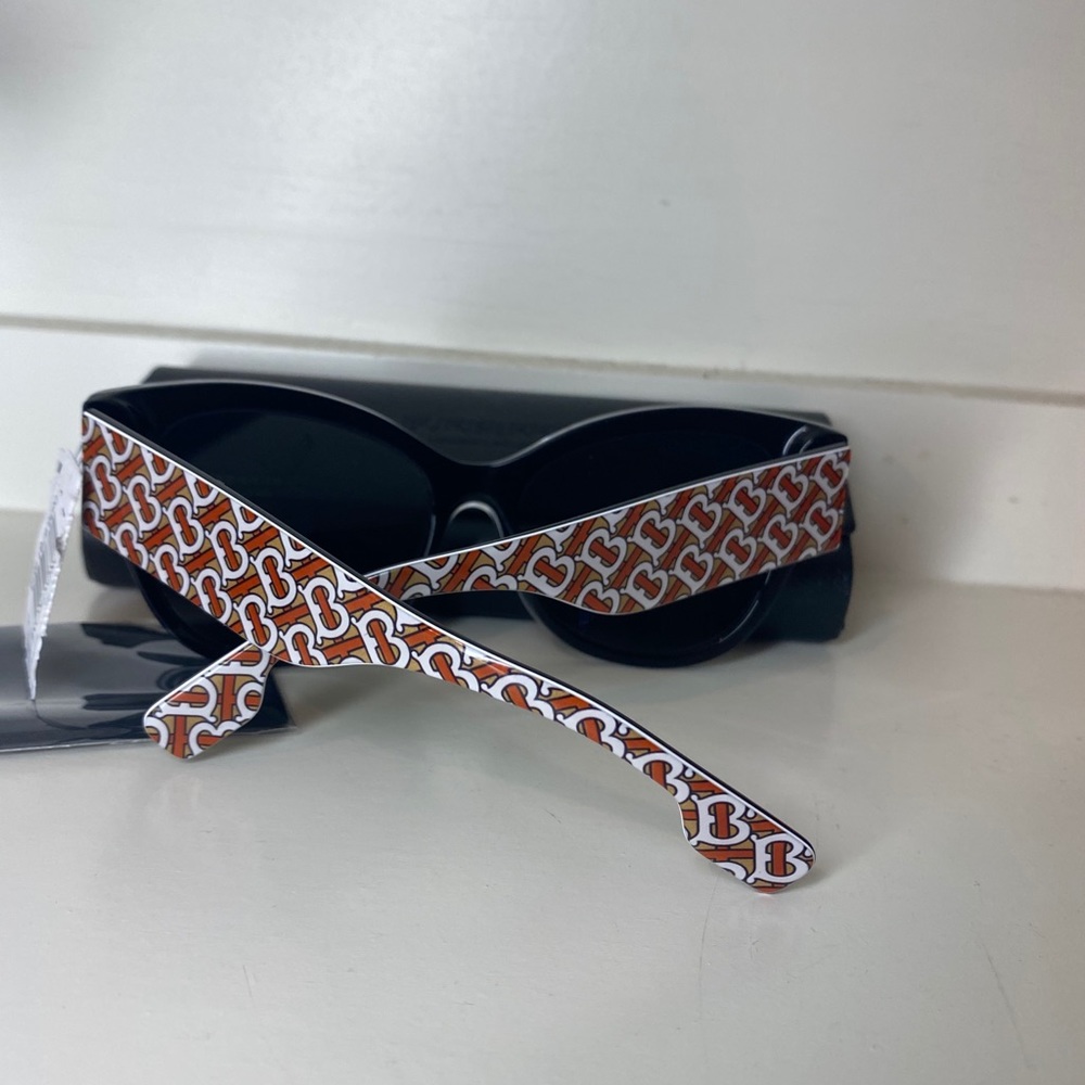 Sold❌Burberry 54mm Butterfly sunglasses 🔥 - Picture 13 of 16